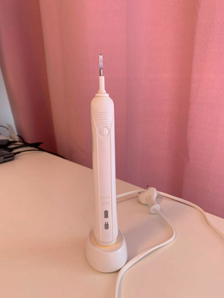 Oral-B Pro 1 Elektrische Zahnbürste Neue Aufsteckbürsten gratis in München