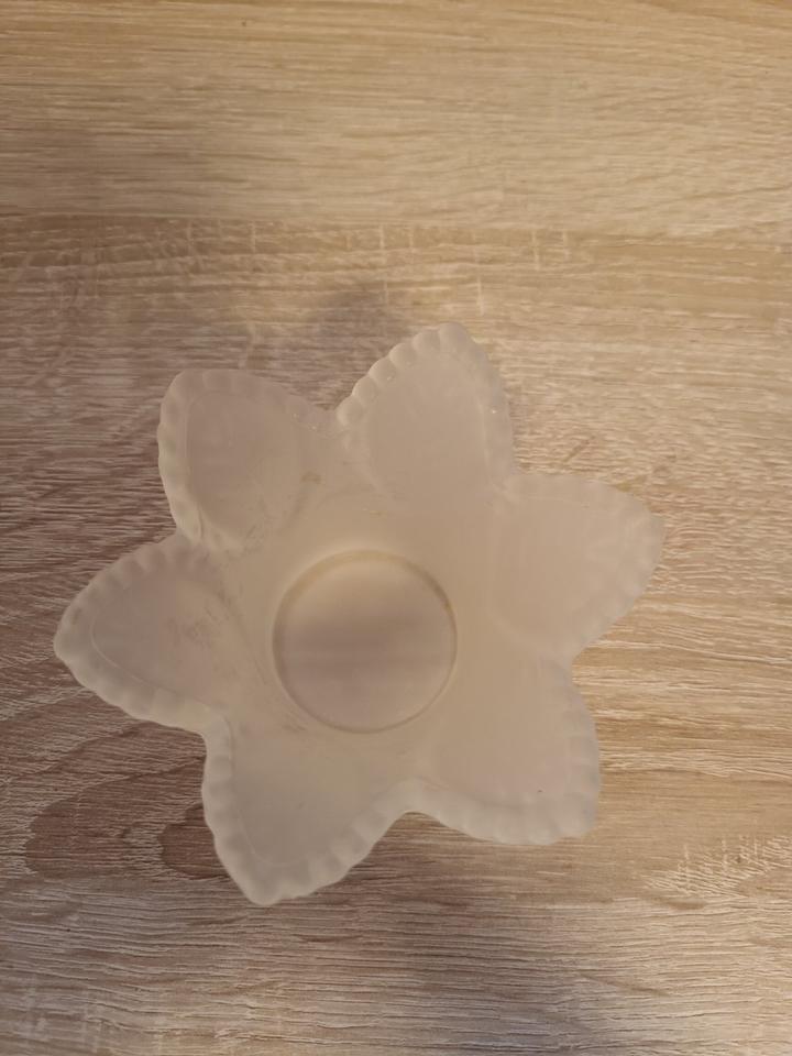 Kerzenhalter, Weiß, matt, Blumenform, Teelichthalter, Glas, 9cm in Radeberg