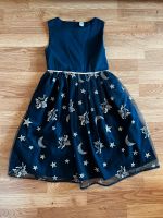 Yigga Mädchen Kleid blau Sterne Mond Gr. 134 wie Neu! Brandenburg - Potsdam Vorschau