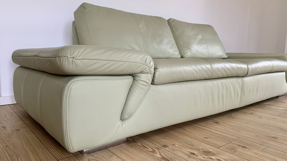 Echtleder Sofa / Couch in salbeigrün in Velten