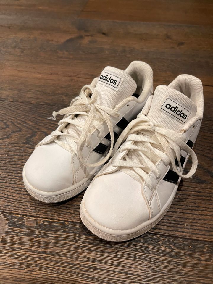 Adidas sneaker weiß Größe 33 in Meißenheim
