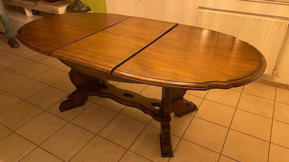 Antiker Tisch aus Massivholz in Trebur