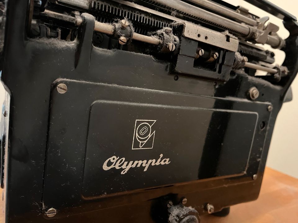 Antike Schreibmaschine Olympia Modell 8 1930er Jahre in Dresden