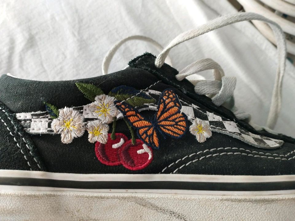 Vans schwarz mit Blumen Gr.37 in Nürtingen