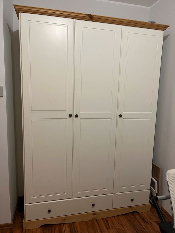 Kleiderschrank 154cm breit in Markranstädt