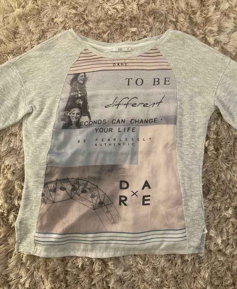 Langarmshirt mit Aufdruck und glitzernden Ärmeln in Ulm