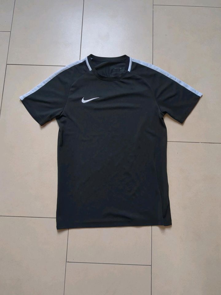 Nike Dry Fit schwarzes Sport T-Shirt Größe S in Regensburg