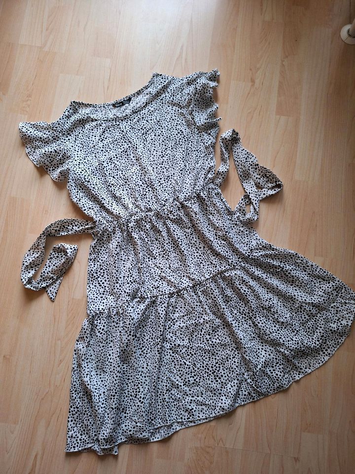 Neu Kleid Gr. S mit Stufen von Shein in Kassel