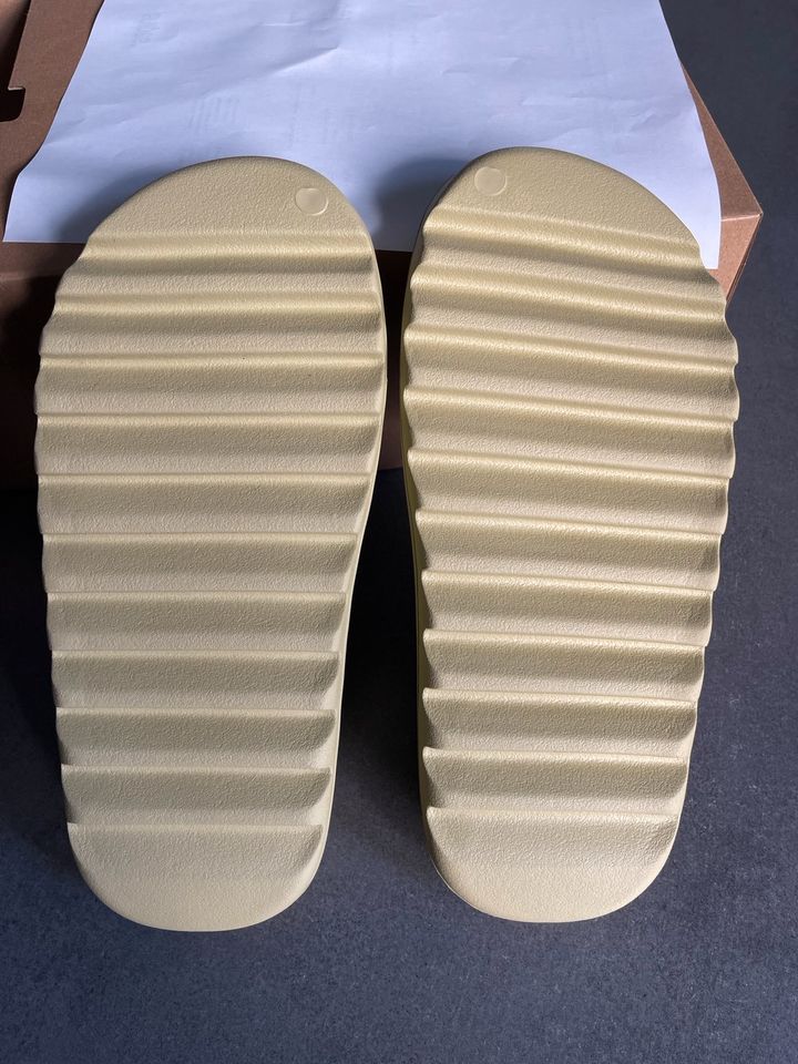 Yeezy Slide Resin EU47 in Linsengericht