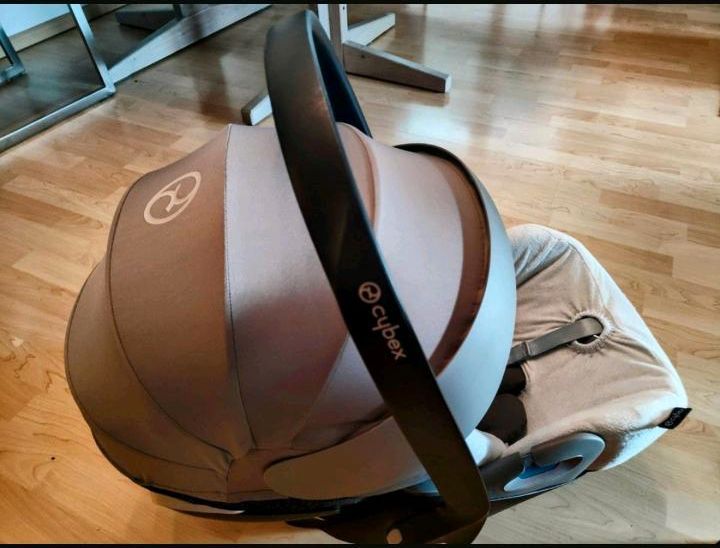 Cybex Cloud Z / Sirona Z i-Size / Base Z Paket +Extras in Düsseldorf