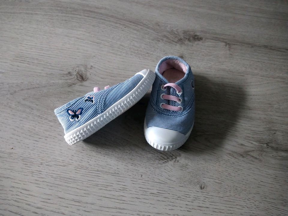 Mädchen Turnschuhe Sneaker 21 Schmetterling blau weiß rosa neu in Leipzig