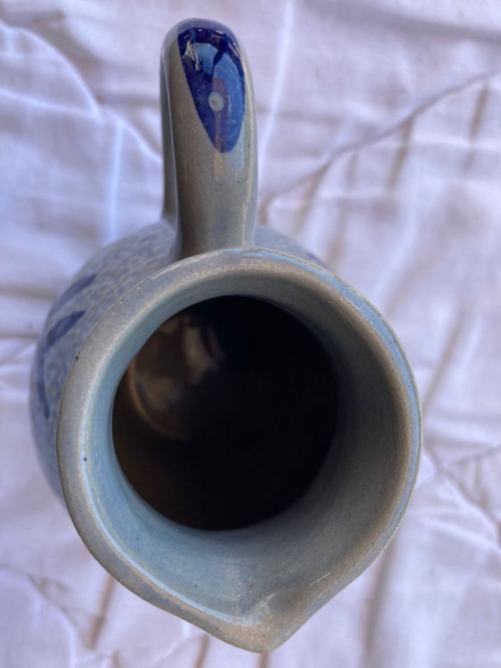 Bombel Kanne Pitcher Weinkrug Krug aus Steingut grau/blau in Arnstein