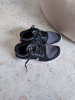 Nike Schuhe schwarz lila Gr. 38 Top Zustand Nordrhein-Westfalen - Soest Vorschau