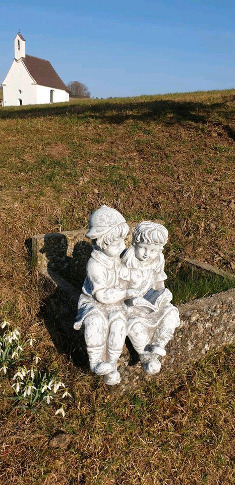 Gartenfiguren/ Dekofiguren/ Jung und Mädchen sitzend in Eberhardzell