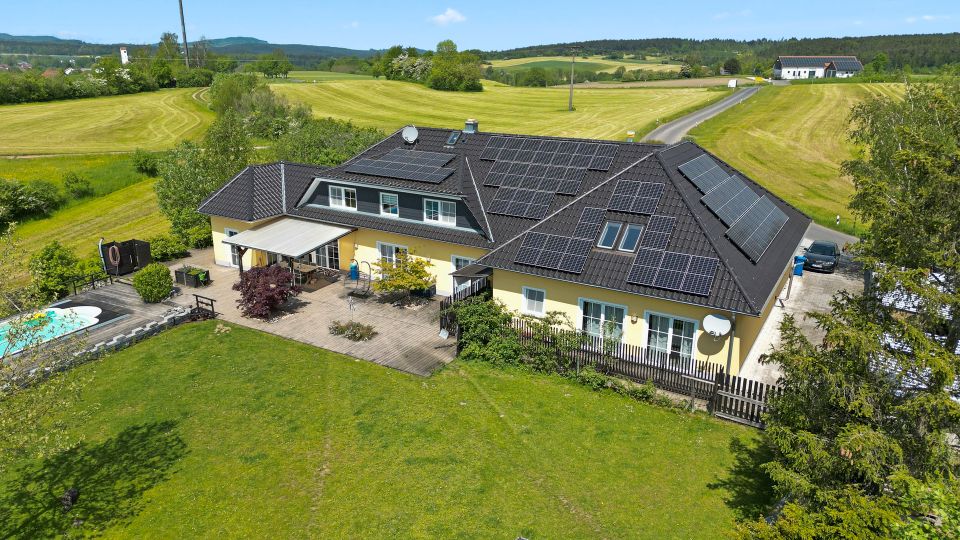 Luxusresidenz mit Pool! Energieeffiziente Villa auf einzigartigem Anwesen in Creußen