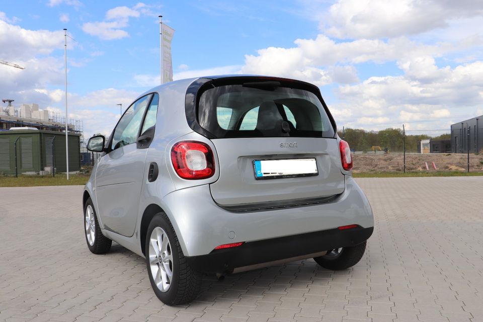 smart forTwo coupe passion - Klima Navi. Panorama. Sitzh. Alu. in Werlte 