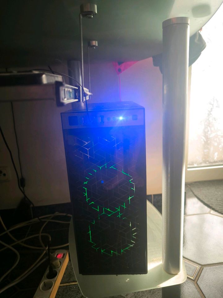 PC mit Bildschirm GTX 760 verbaut in Nienhagen