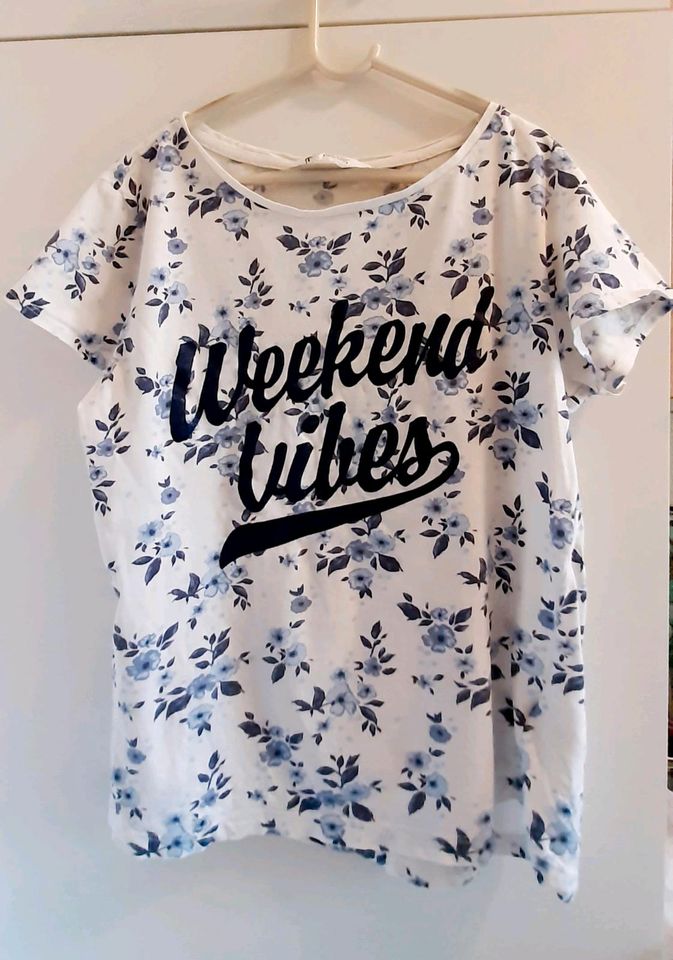 geblümtes T-Shirt mit Aufschrift Weekend Vibes in Fürstenwalde (Spree)