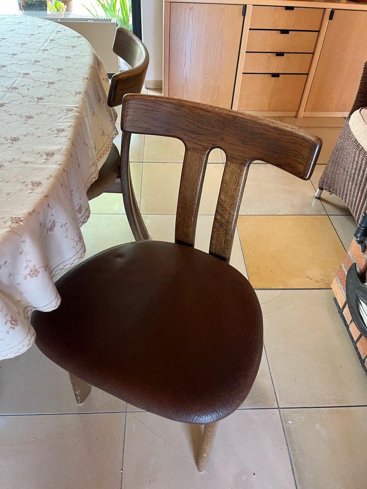 Ovaler  Holztisch zum ausziehen mit Stühlen in Reutlingen