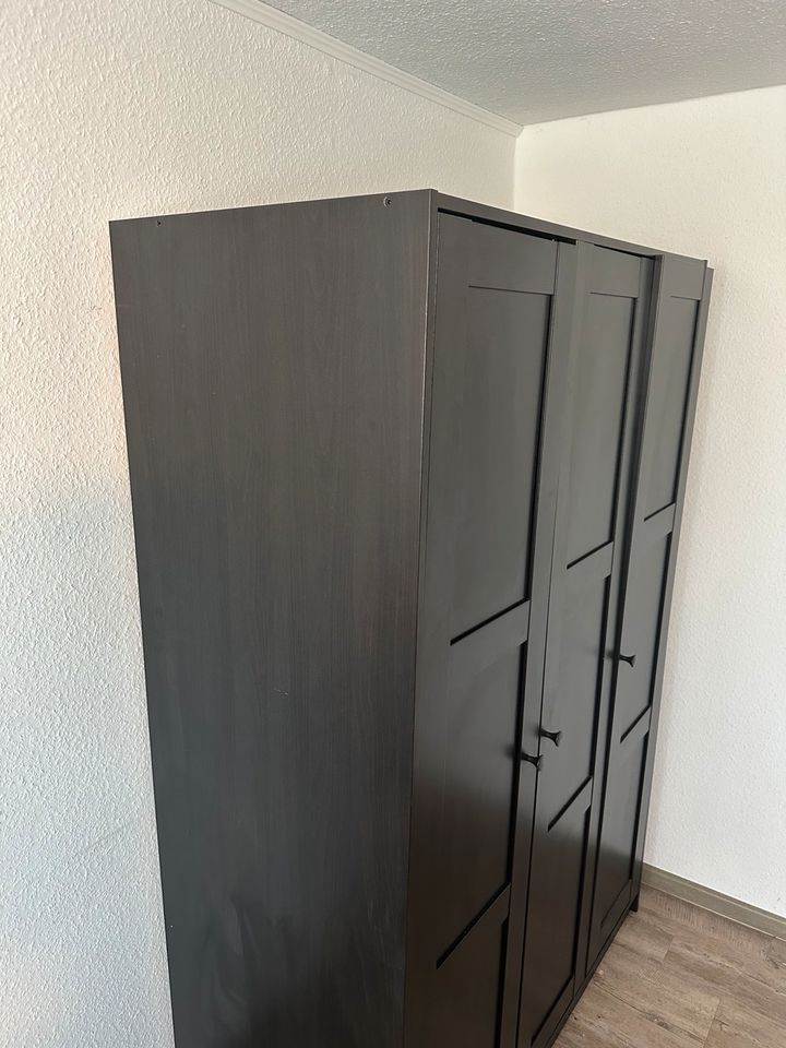 Dunkler Holzkleiderschrank in Peine