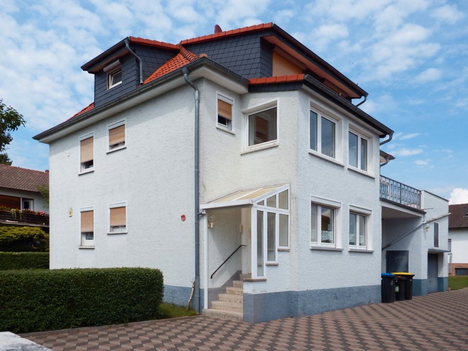 RESERVIERT! Ideal zur Vermietung: 2-3 Familienhaus, Balkon, Garten, 2 Garagen - 4,98% Nettomietrendite in Glauburg