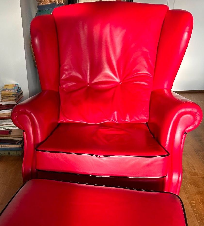 Toller Leder Sessel mit Hocker. Rot. in Berlin