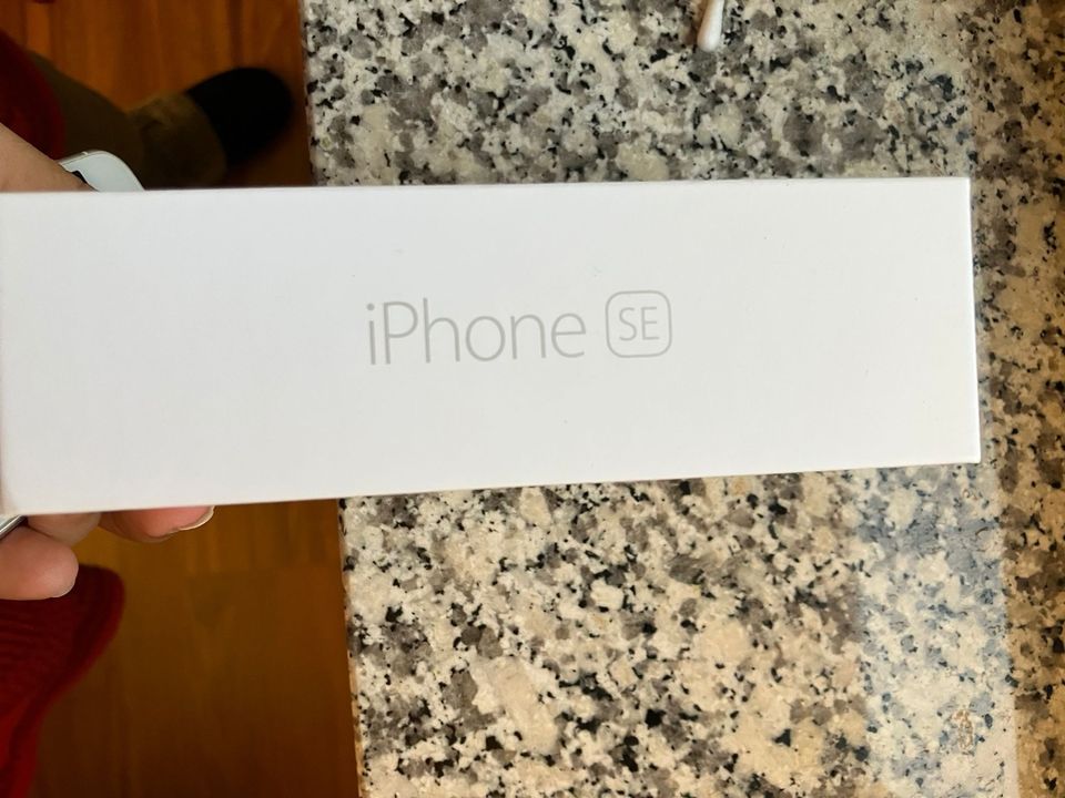 iPhone SE (2016) – 16 GB Silver in Stuttgart