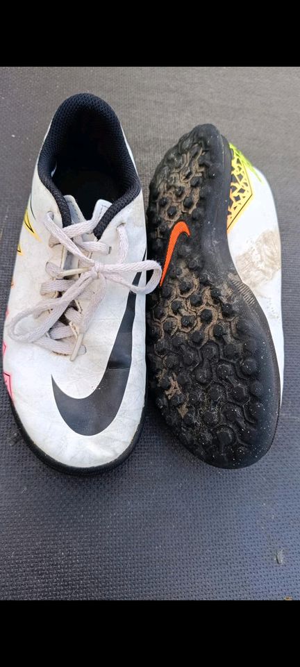 Multinocken Fußball Schuhe von Nike in Größe 35,5 in Butjadingen