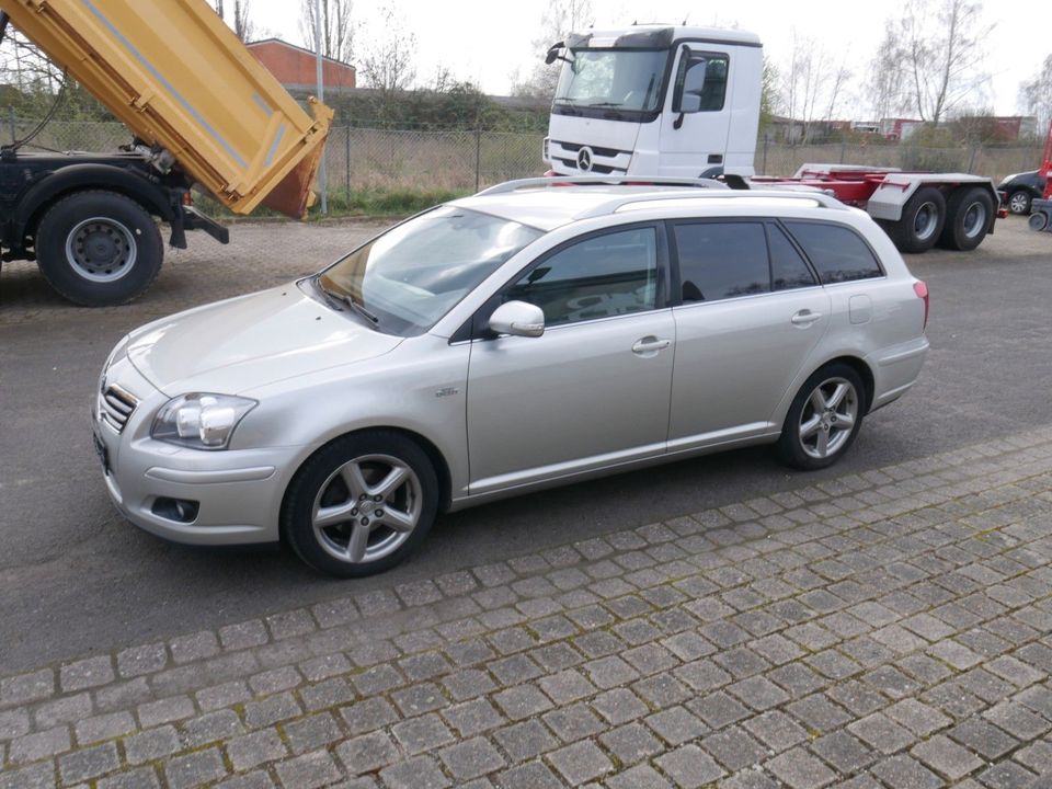 Toyota Avensis Kombi 2.2 D-CAT Executive Navi-Klimauto in Braunschweig