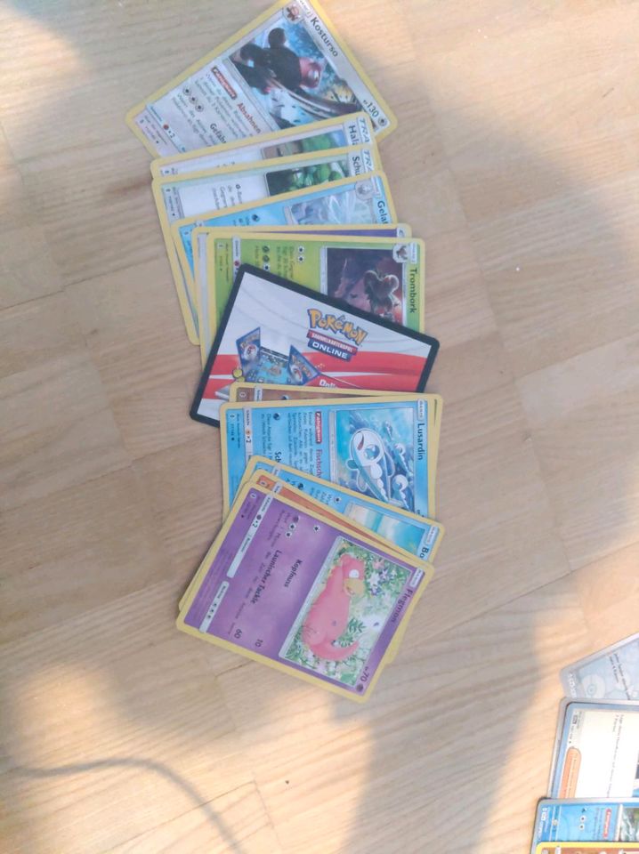Große Pokemon Karten Sammlung Glitzerkarten mit Sammelboxen in Esslingen