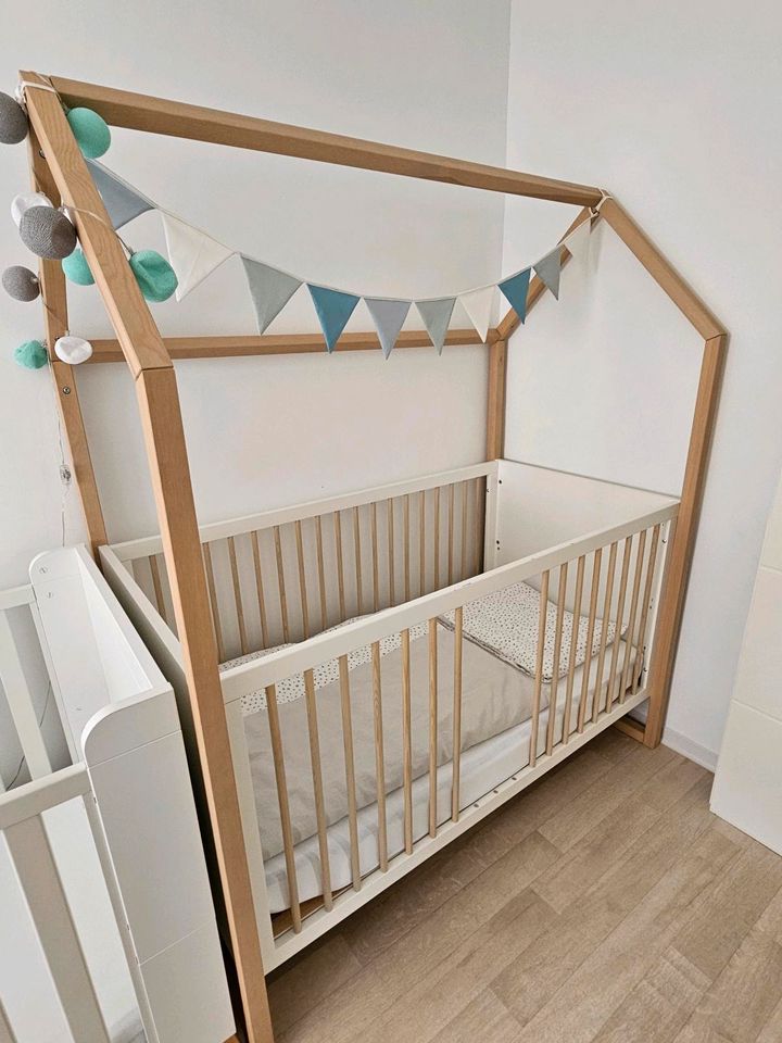 Baby und Kleinkindbett + Zusatz zum Juniorbett oder Kindersofa in Scheuerfeld