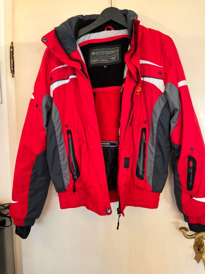 Jack Wolfskin Jacke, Anorak mit Kaputze, rot in München