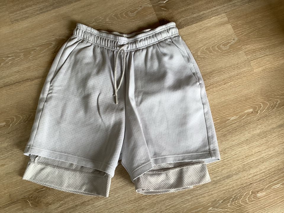 Adidas Sporthose - kurz - grau - Größe M in Soltau