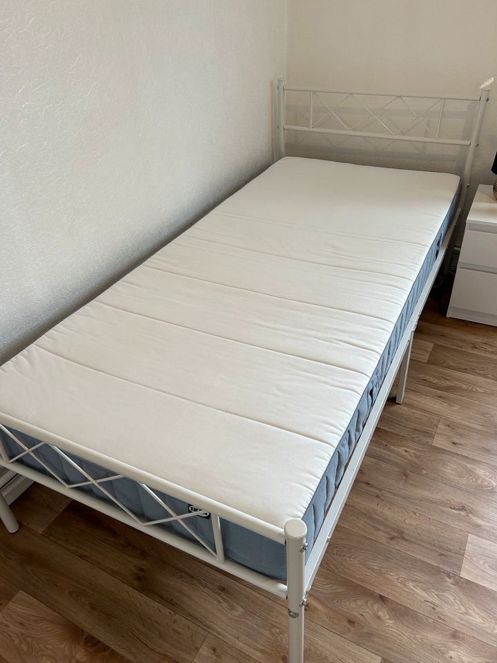 3 Betten zu verkaufen! 1 Bett 50€ VB! 90x200 in Rehfelde