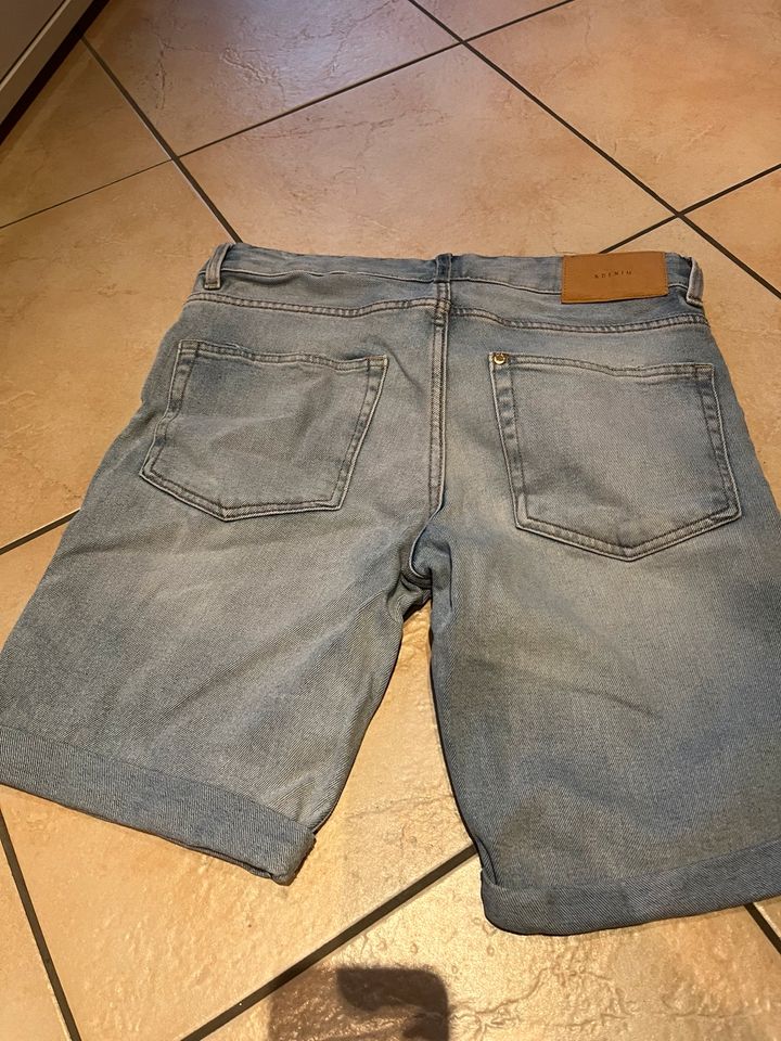 Jeansshort kurze Hose Bermuda Shorts hellblau Gr. 30 H&M in Gunzenhausen