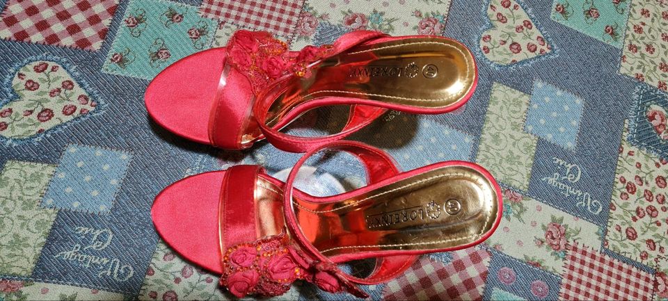 Damen Schuhe Sandalen Pumps Gr.40 Rot Gold wie neu nie getragen in Freising