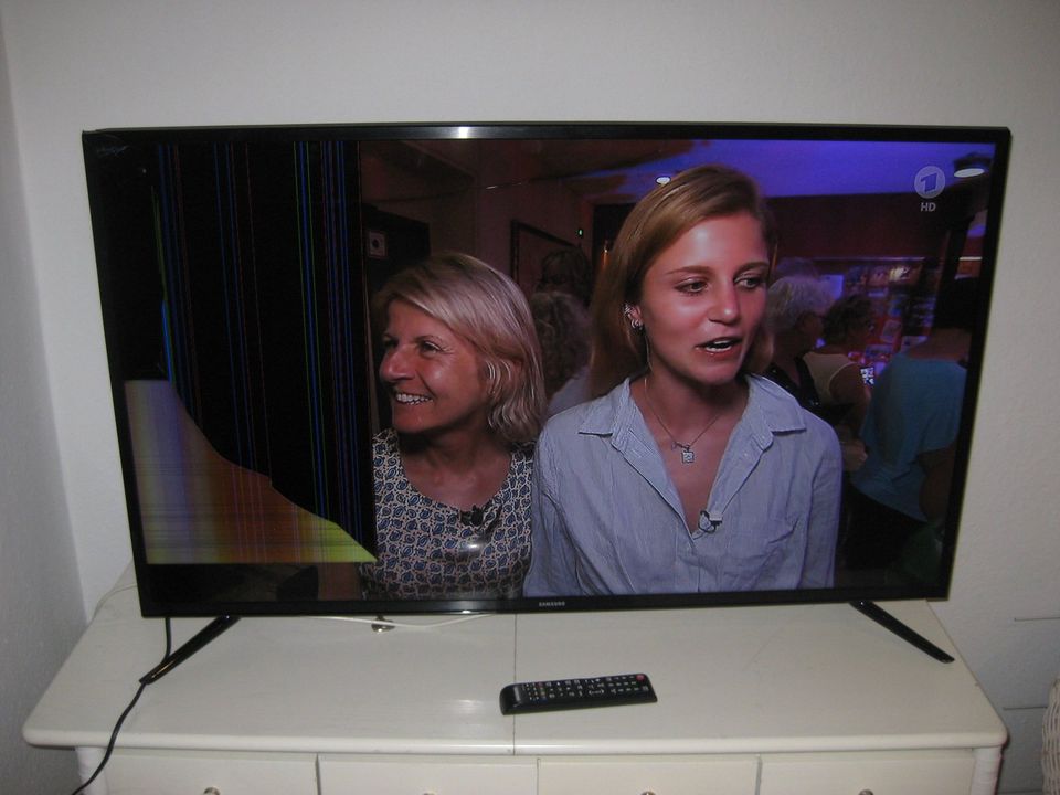 2 SAMSUNG LED-Flach Smart-TV, 46" und 43 " in Kassel