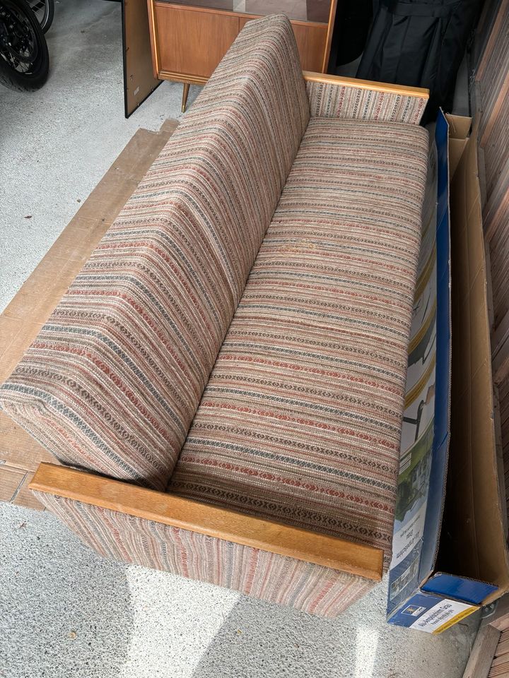 Retro Couch mit Schlafcouch-Funktion in Moosthenning