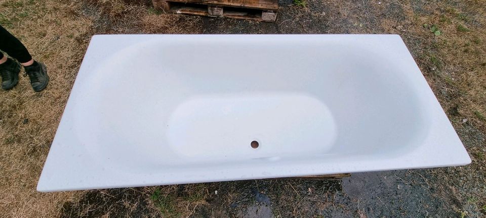 Badewanne aus hochwertigem Acryl in Leun