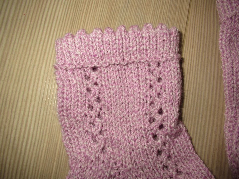 1 Paar schöne weiche gestrickte/handgestrickte Socken/Söckchen in Bad Hönningen