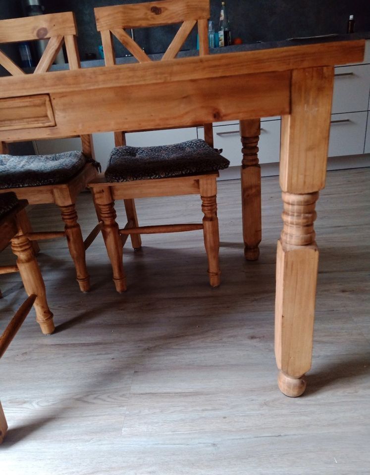 Tisch und 4 Stühle aus massivem Pinienholz in Zweibrücken