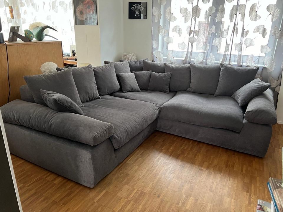 Wohnlandschaft/Riesen-Couch in Dunkelgrau inklusive Kissen in Karlsruhe