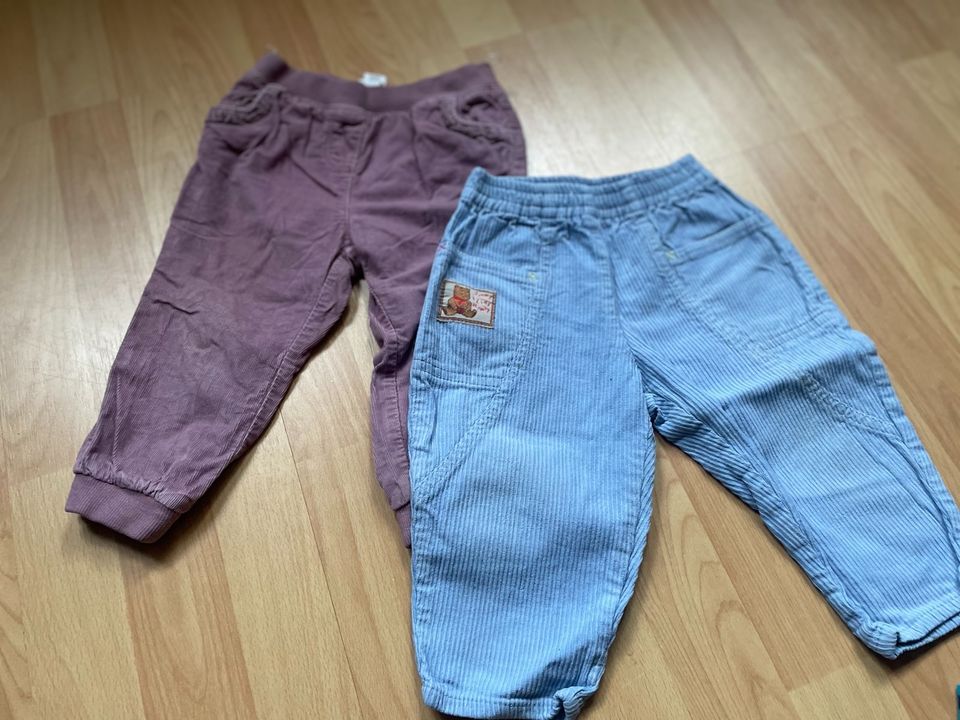 Paket 80/86 Hosen Shorts Schneeanzug Hemden in Halle