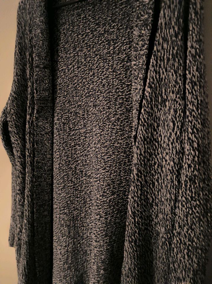 Schöne Strickjacke von Bonprix Größe 44 in Bad Sulza