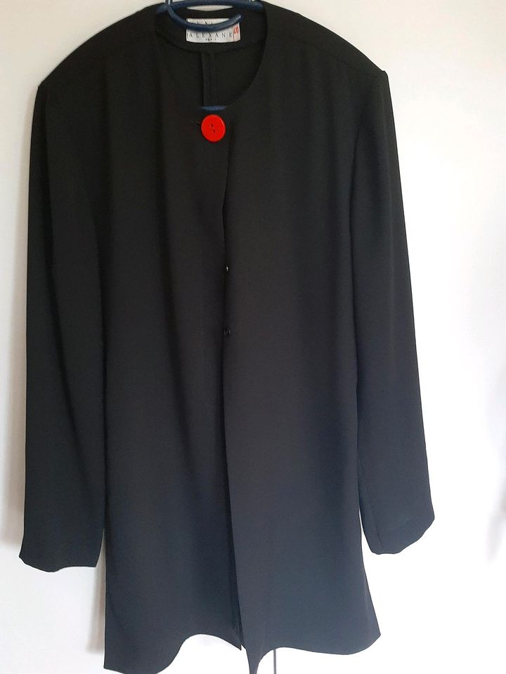 Schwarze Jacke mit rotem Knopf Gr. 40 in Neu Kaliß