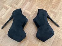 Schwarze Kunstwildleder Stiefeletten. Absatz 17cm, EU Größe 44 Baden-Württemberg - Korntal-Münchingen Vorschau