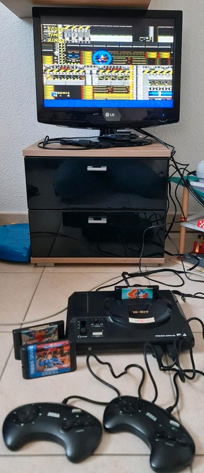 Sega Mega Drive mit Spielen in Mahlberg