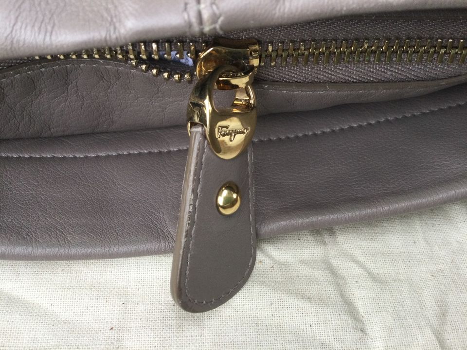 Original Salvatore Ferragamo Schultertasche in Farbe taupe. in Mörfelden-Walldorf