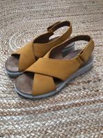 Clarks Sandalen Sandalette Gr. 39,5 gelb neuwertig Leipzig - Gohlis-Süd Vorschau
