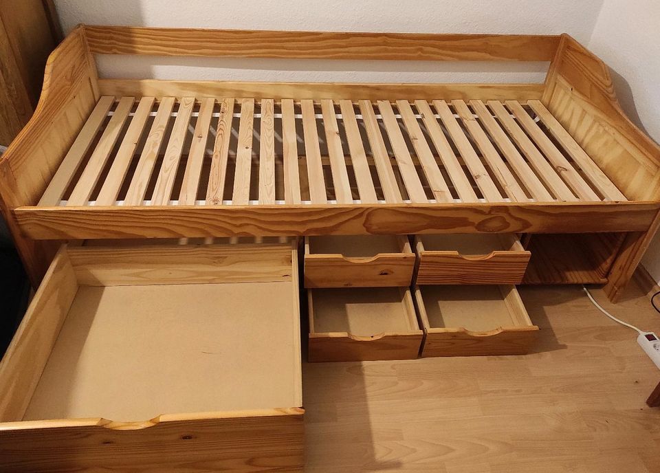 Schönes Holz Bett 90x200 cm + Lattenrost + Schubladen in Magdeburg